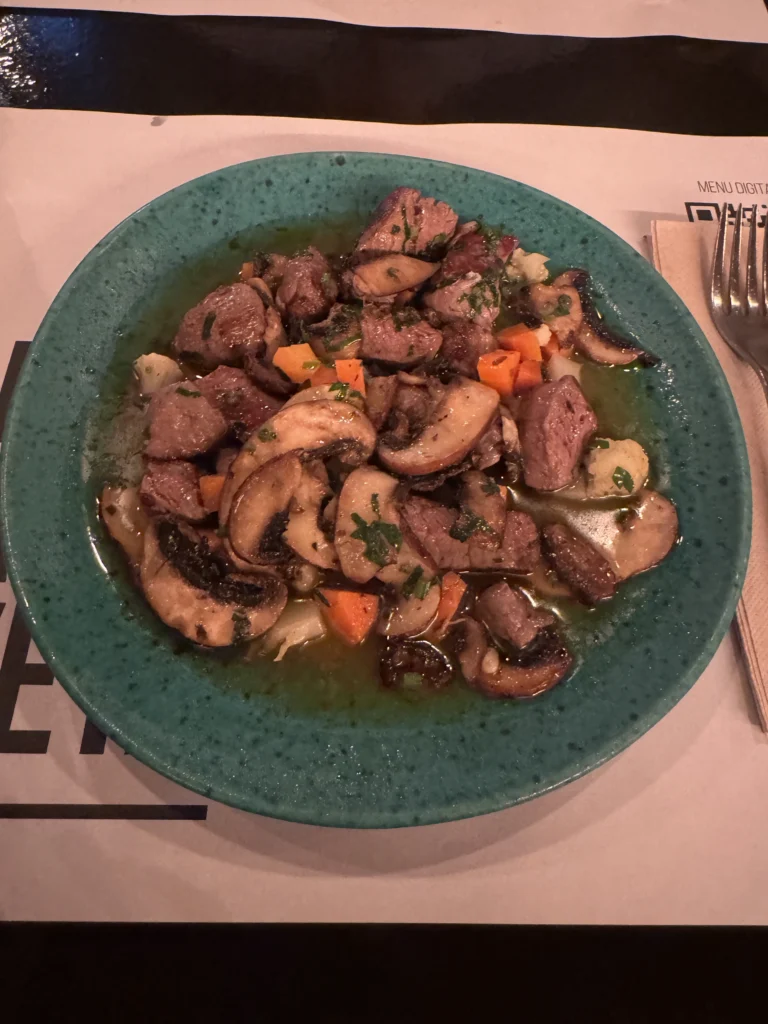 Gluten free beef dish at Come na Gaveta in Tavira, Portugal