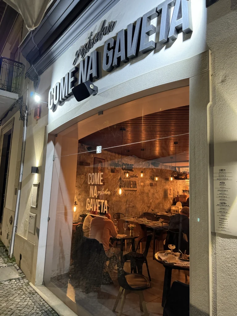 Storefront of Come na Gaveta in Tavira, Portugal