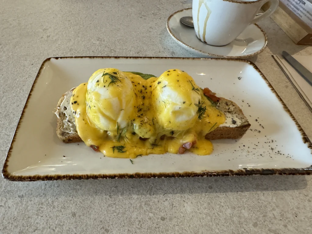Eggs Benedict at Naked&Sated Madrid gluten free